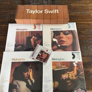 Taylor Swift Official Midnights Vinyl Clock plus 4 Midnights Vinyl Albums, +1 CD